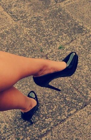 Tamaris pumps Louboutin svart lack 38 klackar - Säljer mina älskade tamaris heart sole pumps. De är så sköna att gå i men dessvärre kommer de inte till användning hos mig längre. De har väldigt mycket kvar att ge och är i mycket fint skick. Påminner om pumps från Louboutin. Väldigt läckra och lyxiga🤩🖤💖