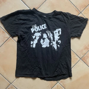 Vintage t-shirt - Vintage aningen croppad t-shirt med the police tryck. Något slitet tryck, i övrigt rätt schysst skick. Passar ca s-m