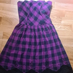 Corsett klänning - Super fin klänning med lace och korsett inslag. Använd men i bra skick.Mottagare står för frakt.