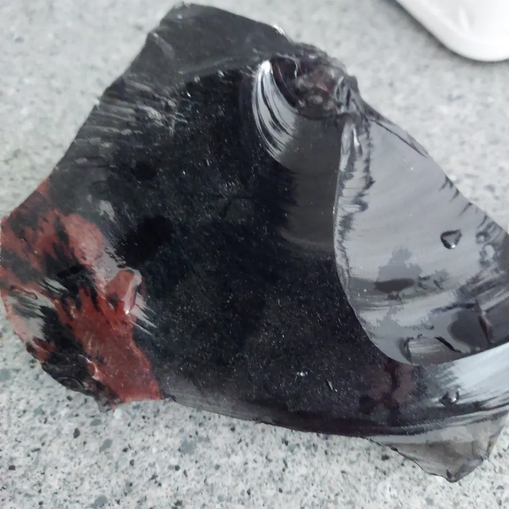 Svart obsidian kluster Vikt 0,5 kg. Övrigt.