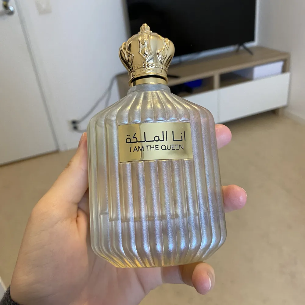 En parfym från Ard Al Zaafaran som jag har ingen användning av längre. Parfymen är i god skick förutom att kartongen för förpackningen är lite trasig där nere. För fler frågor skrivs privat❤️. Övrigt.