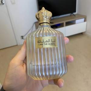 En parfym från Ard Al Zaafaran som jag har ingen användning av längre. Parfymen är i god skick förutom att kartongen för förpackningen är lite trasig där nere. För fler frågor skrivs privat❤️