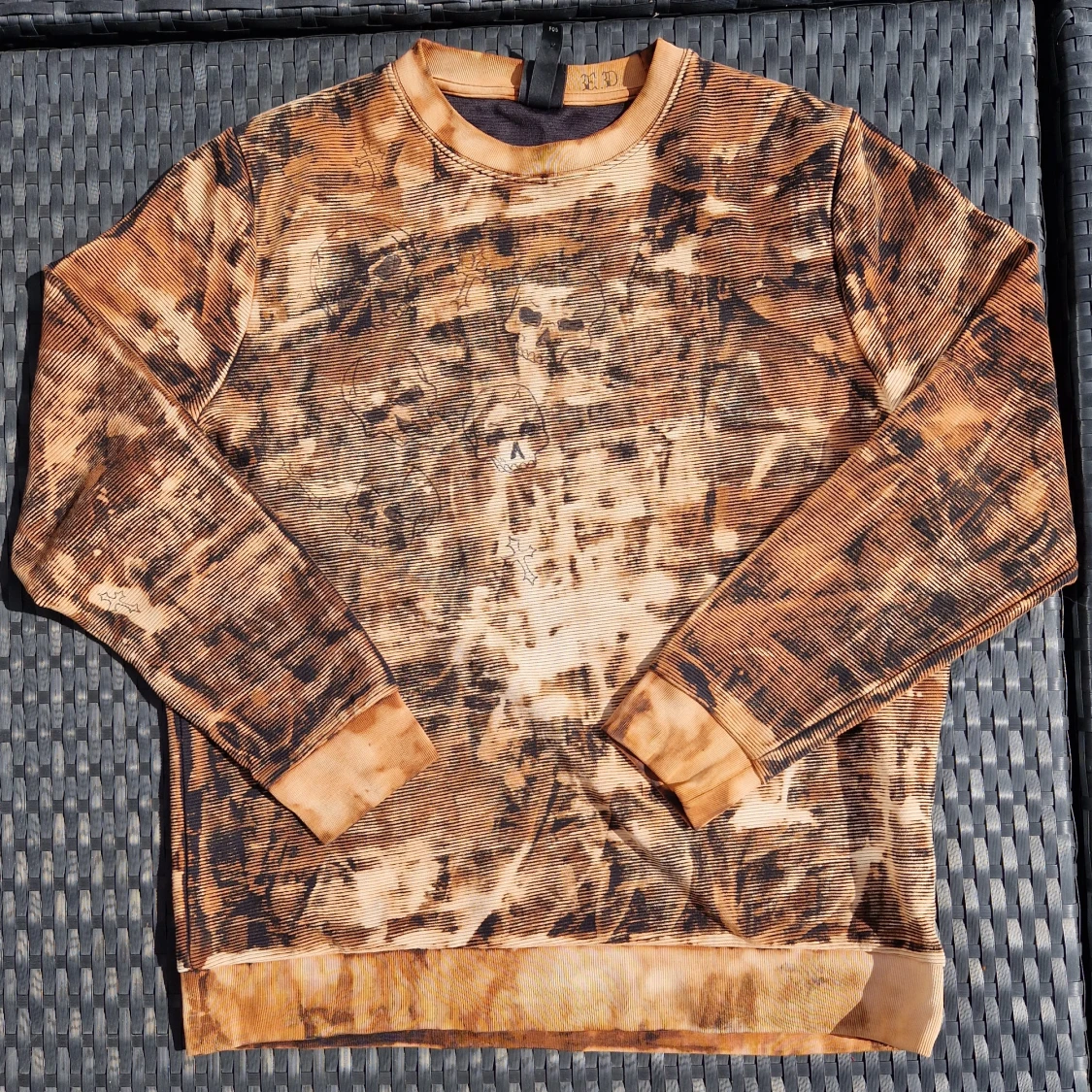 Blekt tröja med döskallar