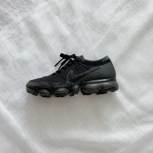 Nike Air VaporMax Tripleblack 2.0 - Unik colorway, helsvarta vapormax, säljes för ca 2000kr nypris men säljer för 800kr pga lite slitage men inte synligt med svarta strumpor under
