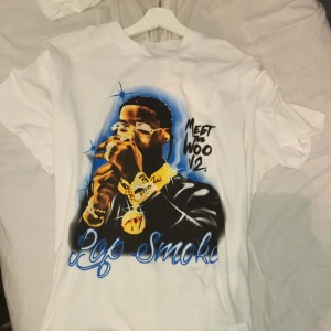 Pop smoke t-shirt  - Använd 1 gång , storlek S men ganska baggy, säljer bara för att den är för stor för mig 