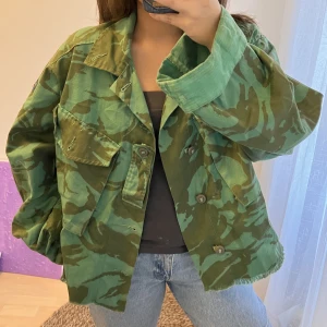 Militärjacka  - Tunn jacka köpt secondhand men i perfekt skick. Storlek S men lite oversize.  För referenser: Jag är 160cm lång