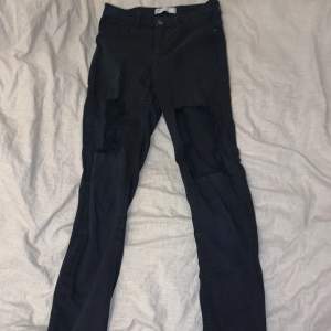 Svarta ”molly” jeans med hål i, knappt använda