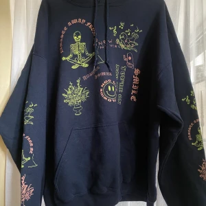 Hoodie - Super fin hoodie med massor coola tryck på!  Hoddien är i väldigt fin skick! 