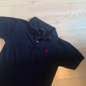 Polo piké st. s - Pikén är i bra och fint skick. Storlek S. Skriv för mer bilder eller info.  Köparen står för frakt :)