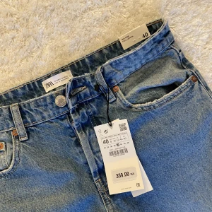 Jeans från Zara Dam - Helt nya, oanvända jeans från Zara. Lapparna kvar. Mid-rise full length. Storlek 40. Dammodell. 