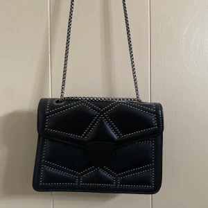 Väska  - Super fin väska som aldrig är andvänd!  Det går att ha två olika längder på bandet. Super fin som ny!  Skicka pm för flera bilder och frågor! 