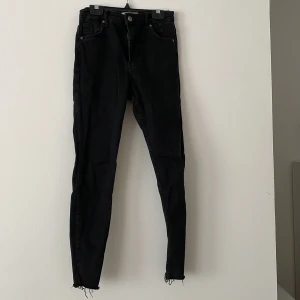 Svarta jeans - Svarta skinny jeans från bershka strl 38 men passar mig som är en 36 i vanliga fall