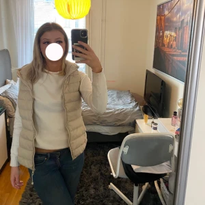 Väst - Pris kan diskuteras!Säljer denna fina väst från märket Only! Supersöt men kommer ej till användning då jag har massa andra jackor. Använd typ 4 ggr så superbra skivk! 