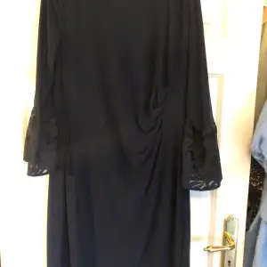 Ralph Lauren klänningar i st: 48 en gång använd .Marinblå med volanger och svart med blommor