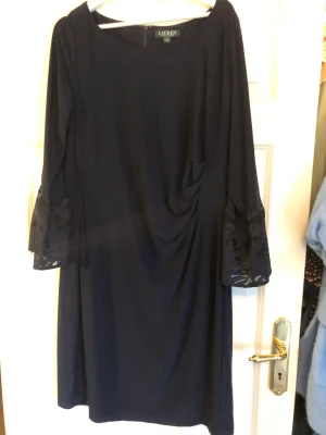 Ralph Lauren klänningar - Ralph Lauren klänningar i st: 48 en gång använd .Marinblå med volanger och svart med blommor