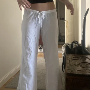 perfekta linnebyxor - Säljer mina linnebyxor som verkligen är dröm för sommaren men tyvärr aldrig kommer till användning! De är korta i längden och passar perfekt på mig som är 160 och på byxorna är M men de funkar jättebra att ha oversize på mig som har S 💓