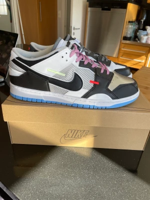 Dunks - Jag säljer dessa unika Dunk low scrap premium i storlek 45,5 (EU) köpta från Nike  Skick 9/10 Tillbehör: alla orginal tillbehör tillkommer (skosnöre, låda) Pris 800kr(inget hugget i sten)