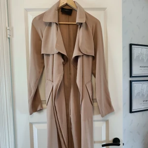 Kappa, Bik Bok  - Superfin kappa från Bik Bok i storlek XS. Endast använd två gånger så är i fint skick. Knytband i midjan.  Skriv för fler bilder! 