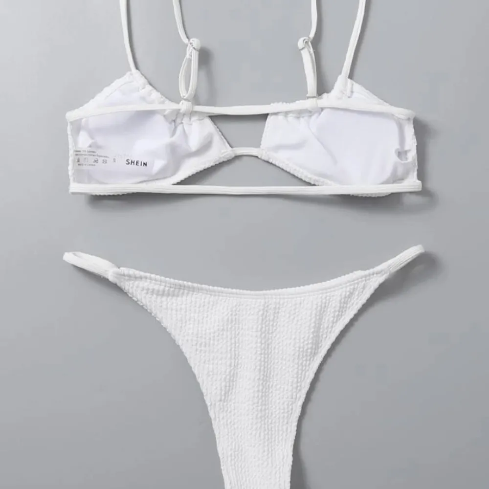En vit bikini i storlek M, men sitter mer som en S. Hör av er vid frågor och vid snabb affär kan priset sänkas:). Övrigt.