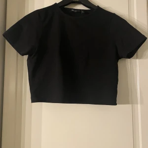 Top - Svart top , 20kr+frakt , använd men inga synliga tecken 