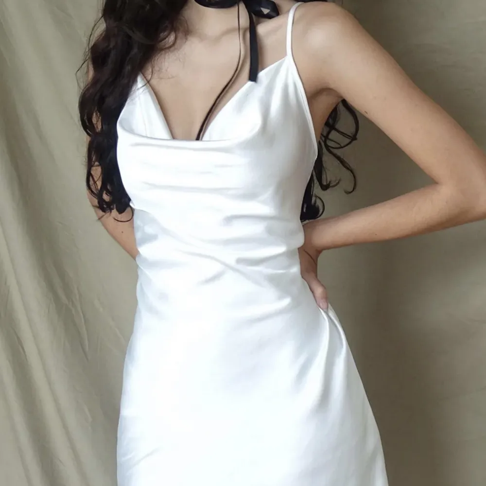 Säljer den här jätte söta vita klänningen som jag själv hade på mig på min student😍Endast använd 2 gånger. Och man kan dra åt banden så den sitter ännu bättre🥰den är från Motel Rocks och jag köpte den för 550 säljes för 350 +frakt💕skriv för fler bilder. Klänningar.