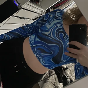 Blå topp - Skitsnygg o skön blå topp i coolt mönster. Använd endast 2-3 ggr, i strl S. 50kr+frakt