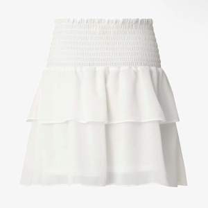 Säljer min vita Chelsea kjol då den ej kommer till användning. Inga defekter. Hör av er för egna bilder💕