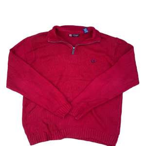 Jättesnygg röd sweatshirt i storlek L. Modell är 186 och bär vanligtvis M-L. :)