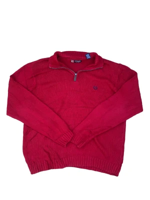 Röd sweatshirt - Jättesnygg röd sweatshirt i storlek L. Modell är 186 och bär vanligtvis M-L. :)