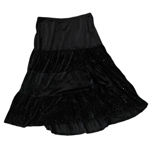 Svart kjol - Fin svart kjol med lite paljetter. Min storlek är M men jag brukar säkerhetsnåla midjan så om man har en mindre storlek så kan man få det att funka. Kontakta mig om det finns frågor. Tar betalt via swish <3