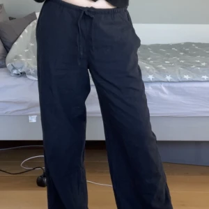 Linnebyxor Gina tricot  - Svarta linnebyxor från Gina tricot. Aldrig använda, nypris 399kr. Storlek S. Köparen står för ev frakt!