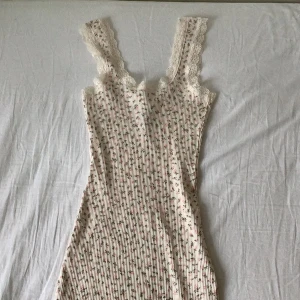 Blommig klänning - Blommig klänning från h&m. Den har stretchigt material. Har aldrig använts. 