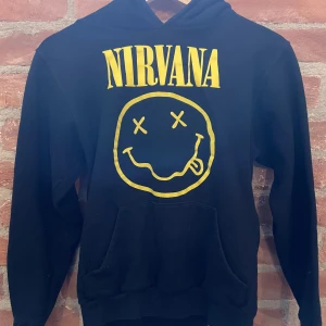 Hoodie  - Snygg nirvana hoodie i bra skick. 