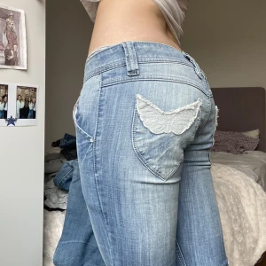 Ursnygga y2k jeans  - Säljer dessa ursnygga Y2k lågmidjade bootcut jeans. De har så coola bakfickor och fin färg. Storlek 27/32