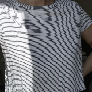 T-shirt - Croppad t-shirt från HM.  Köpare står för frakt 
