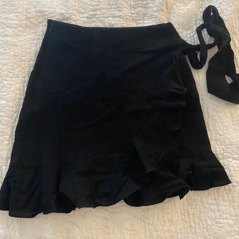 Super gullig svart kjol som man knyter i sidan, den har även en dragkedja💕 70kr + frakt🥰 skriv om ni vill ha fler bilder!. Kjolar.