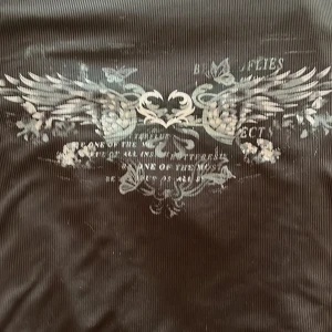 Svart tröja med fint tryck - Säljer pga jag inte har använt den. Helt nytt skick. Är du intresserad/vill ha fler bilder/har frågor så kontakta mig. 