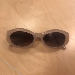Corlin solglasögon  - Supersnygga solglasögon från corlin. HannaLojsans kollektion. Aldeig snvända 400.
