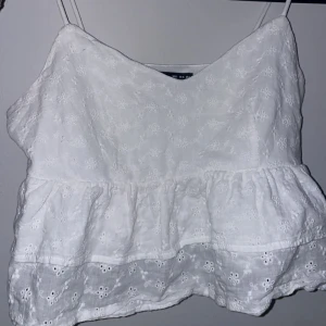 Vit top - Så söt top, lite för liten på mig bara
