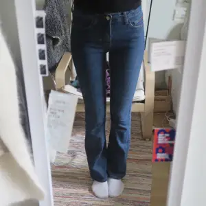 Snygga jeans i strl 36,använda fåtal gånger, är i nyskick!jag är 173 cm lång❤️❤️