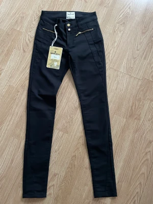 Morris byxa - Fina helt nya byxor från Morris strl 34. Tyvärr så kommer den inte till användning för mig och hoppas att den får en ny ägare. Kommer ifrån ett rök och djurfritt hem! Se gärna mina övriga annonser 🌸