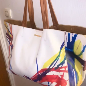 Väska - Desigual väska 💫🌸 En riktig färgbomb som kommer fånga allas blickar nu till vår och sommar🤩Det är verkligen som att gå runt med konst på sig. Perfekta storleken och jag har även en matchande datorväska om någon är intresserad! 350 kr styck🦋