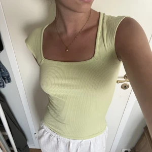 Topp - Så fint somrigt linne från Gina tricot. Storlek Xs men passar mig som vanligtvis har S. Frakt tillkommer (har ej vägt) eller så möts vi upp i Gbg🥰