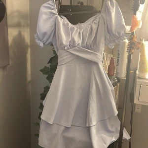 Ljusblå klänning  - Hej säljer min oanvända klänning som var tänkt att ha på skolavslutningen, fint skick och väldigt fin färj och passform, pris kan diskuteras hör av dig vid funderingar💞