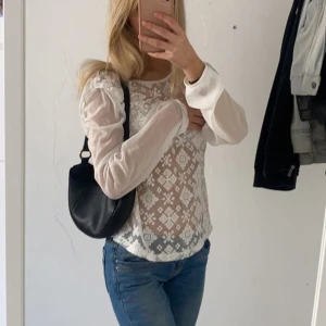 Spets topp xs-m - Lace/mesh topp som är köpt secondhand. Funkar bra med en liten topp eller linne under! Kontakta vid intresse 💕✨
