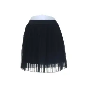 Köpt på NAKD, helst slutsåld. Den är i stolek s och är använd 1 gång, så nyskick !!  Jätte fin veckad kjol perfekt till sommaren 🫶🏽