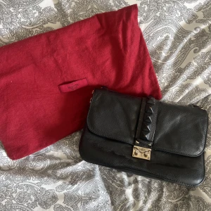 Valentino väska - Valentino väska väldigt väl använd, kommer med dustbag