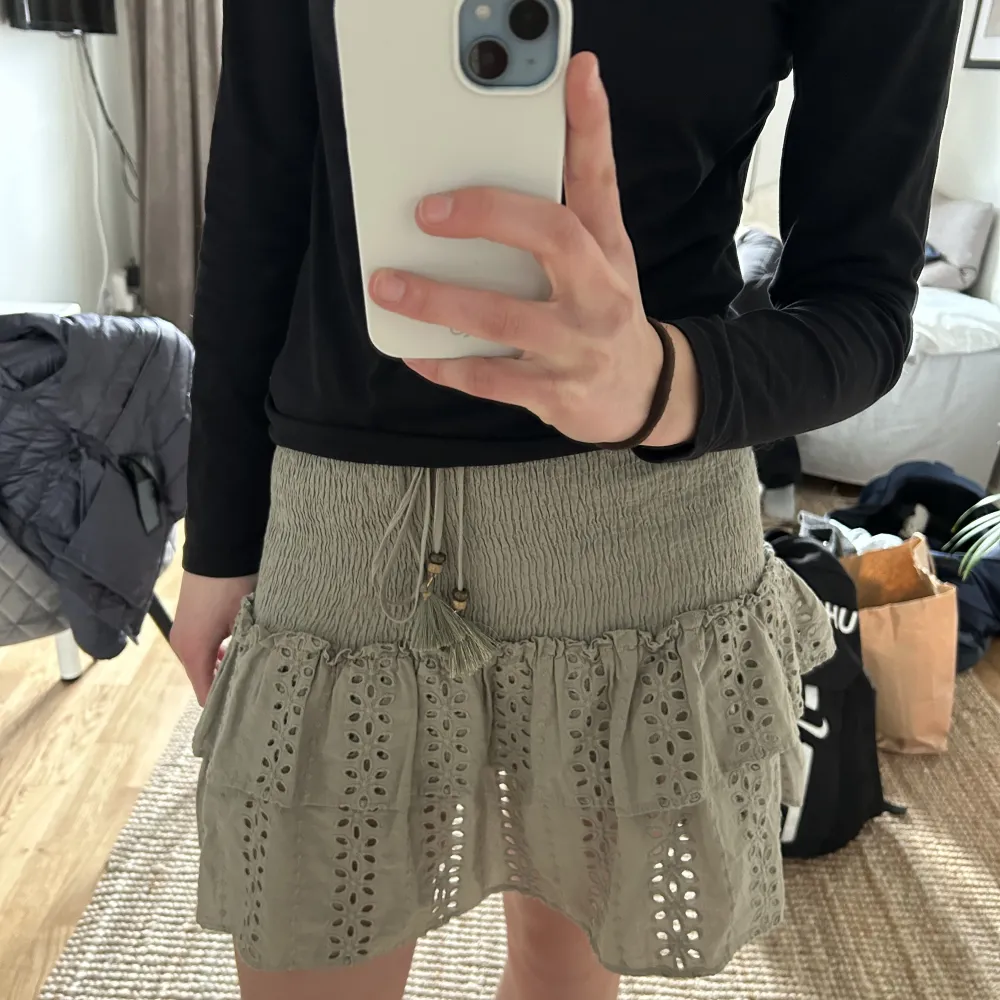 Intressekoll på min zara kjol jag köpte förra sommaren❤️jag är 170. Vid mycket intresse startar jag en budgivning . Kjolar.