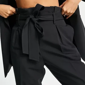 Svarta paperbag kostymbyxor - Helt oanvända byxor ifrån bikbok säljs pga för små för mig. 