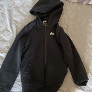 Nike zip up 128-136 - En Nike zip up i ny skick storlek 128-136